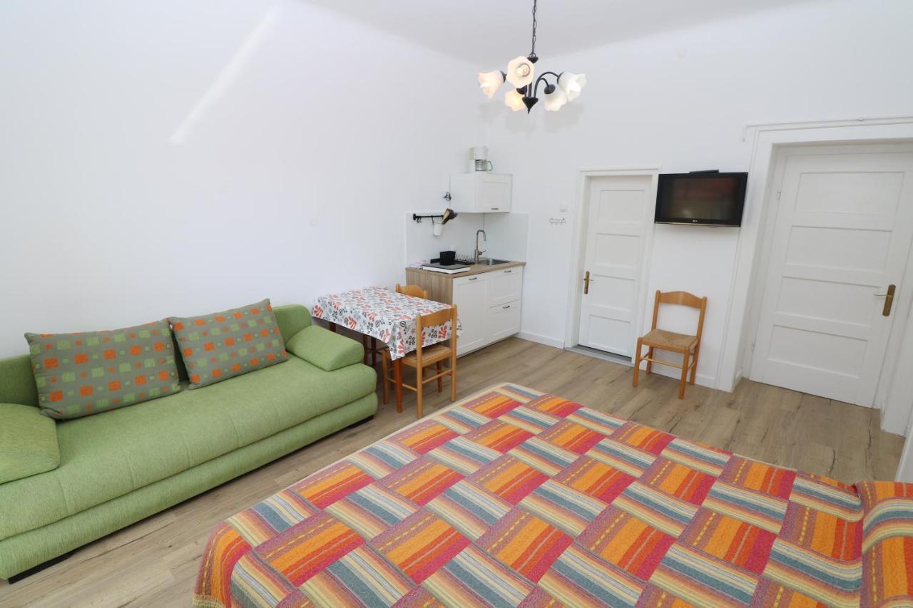 Studio Apartments Cavrak With Terrace バスカ エクステリア 写真